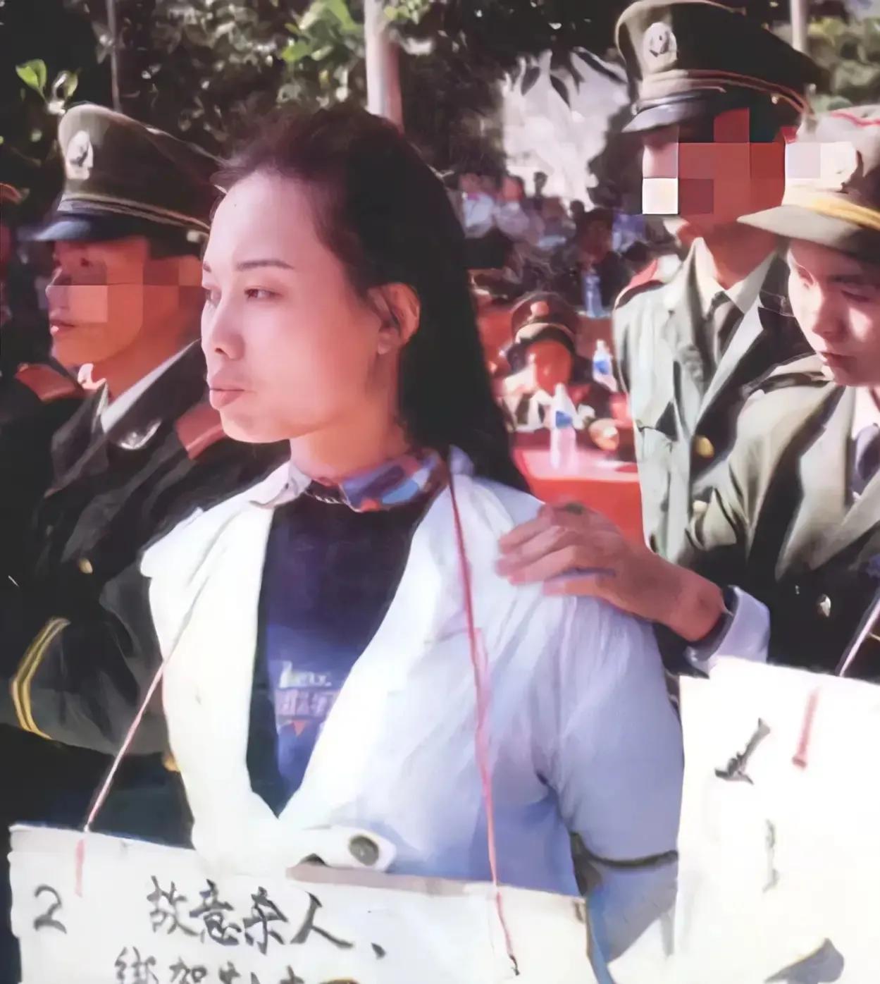 这个是1995年，东莞街头，一名即将被押赴刑场的犯人，照片中的他穿着白色外套，看