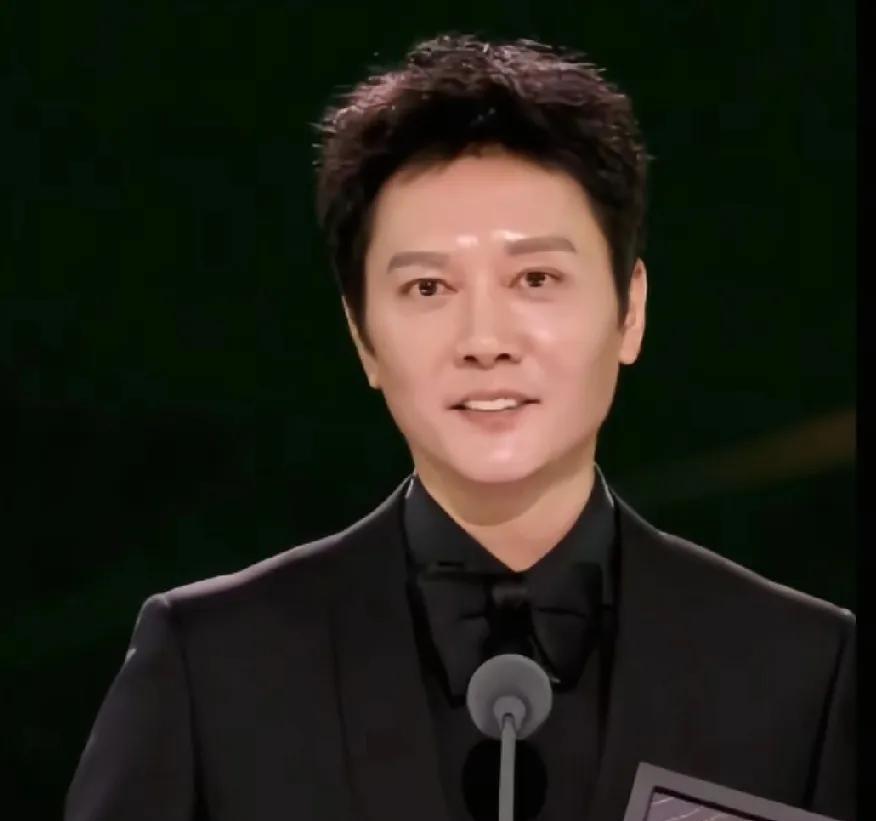 冯绍峰引发热议！5月17日，冯绍峰突然引发了热议，这次不是因为他的新恋情了，而