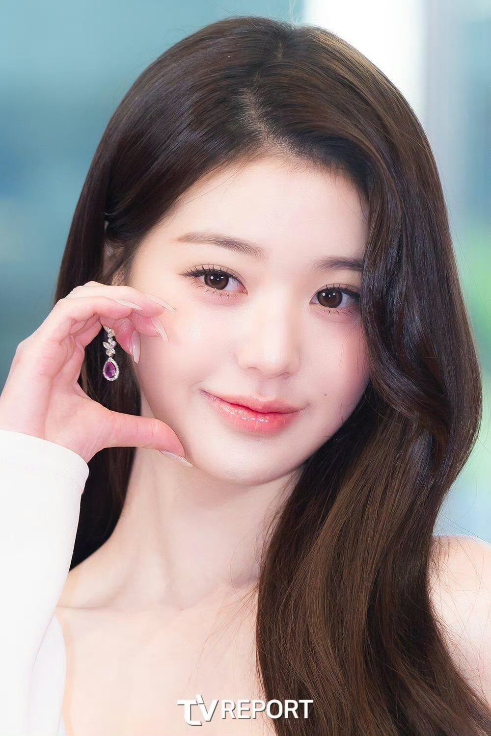 张元英站台活动生图张元英今日站台活动生图，一字肩露背裙展示完美身材，忙碌行程里