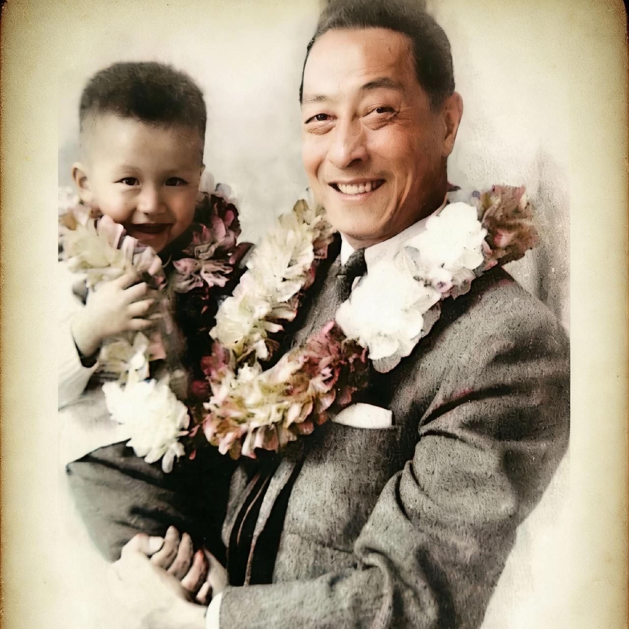 1965年，庾澄庆与父亲庾家麟，留下了这一张满是温情的合影。画面里，父子二人的脖