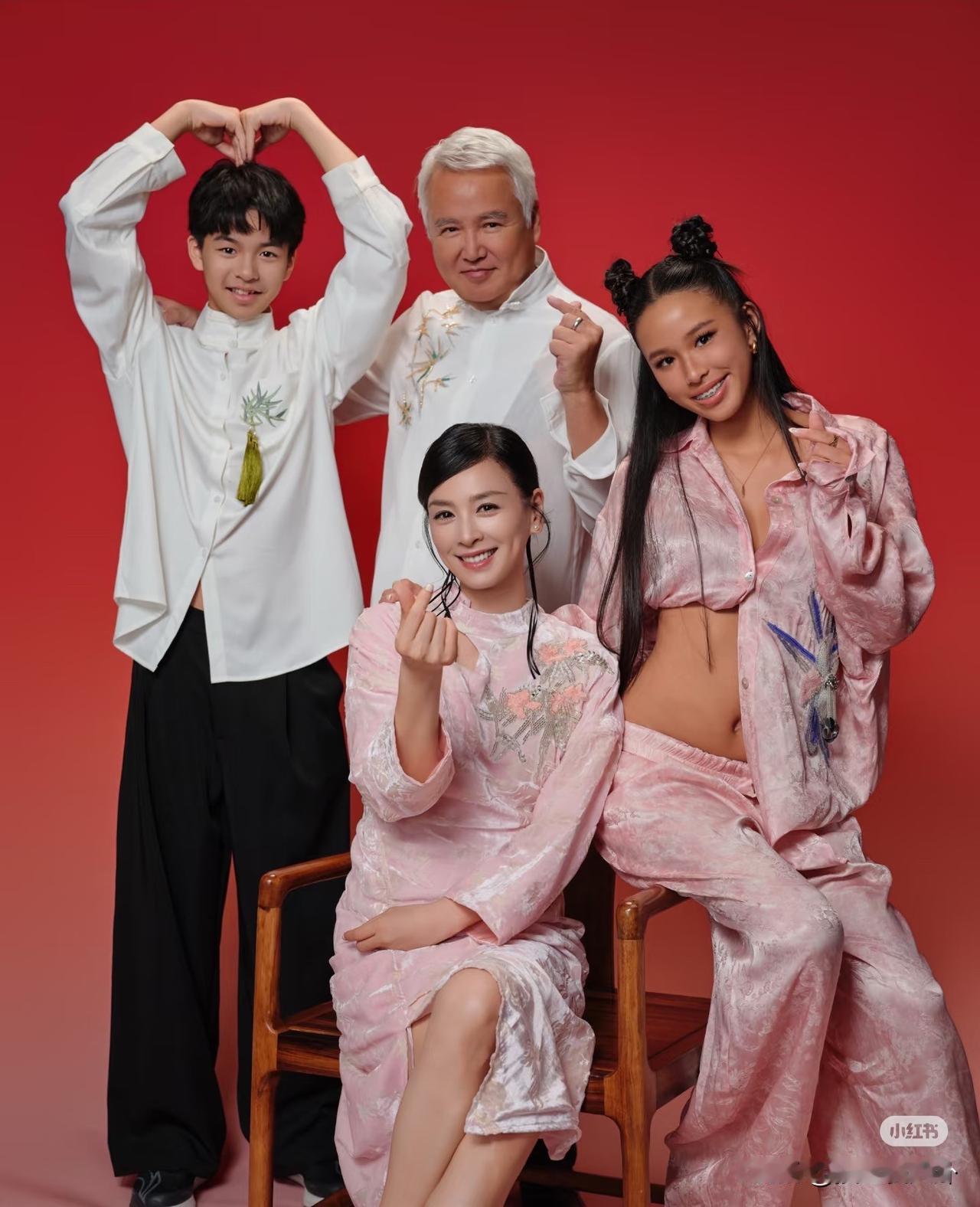 比黄奕母女口碑还差的明星出现了那就是张庭夫妇张庭晒一家四口的合照，评论区却一