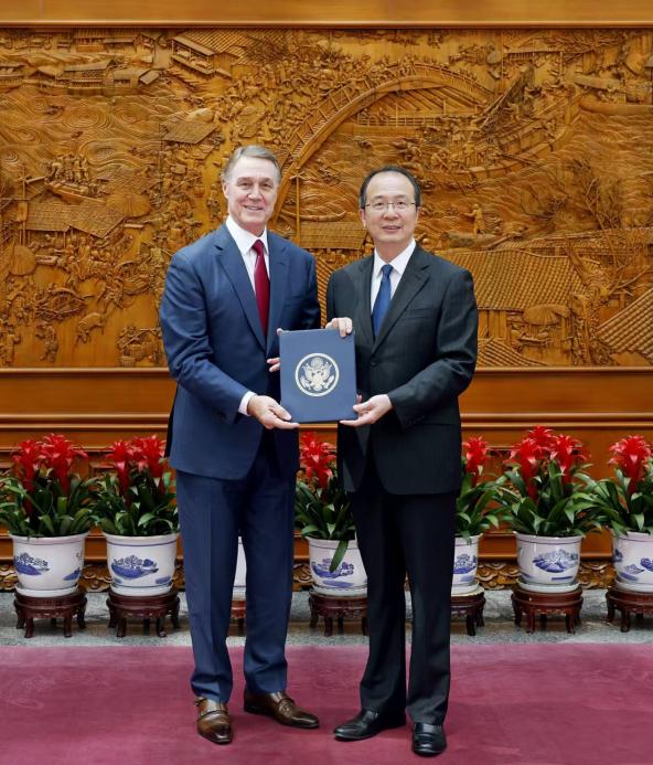 新任美国大使庞德伟的举动无疑引起了广泛关注。刚刚抵达北京的他，仅仅一天后就向中国