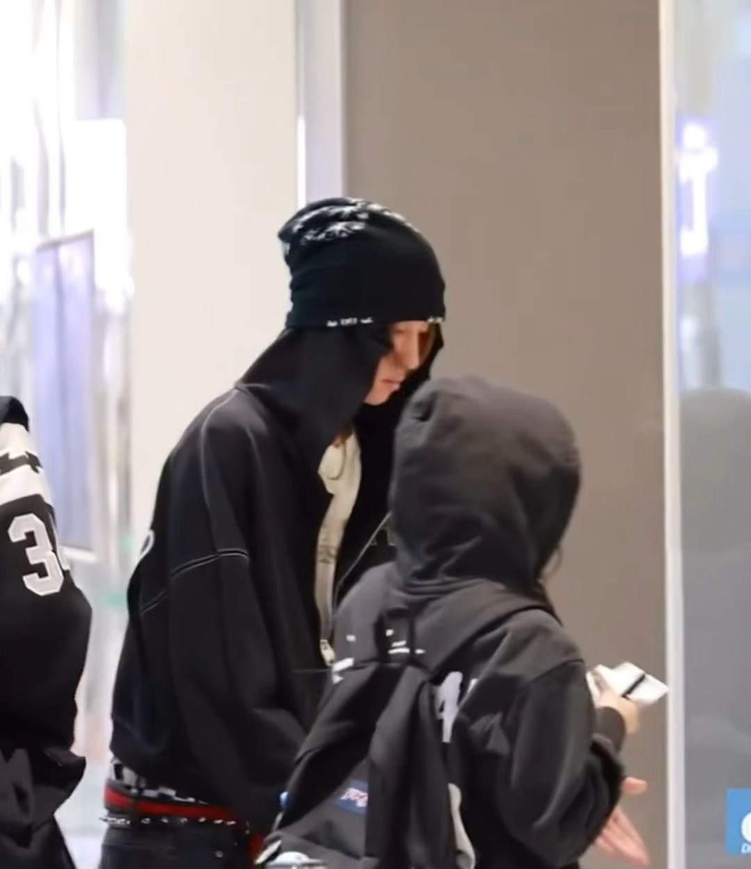 让路人先走的礼貌小猫🐱