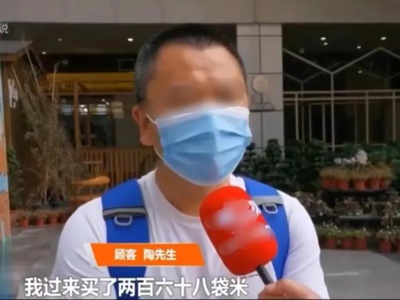 四川成都，一名男子为参加超市抽茅台酒活动，在超市购买了7吨东北大米，成功抽中