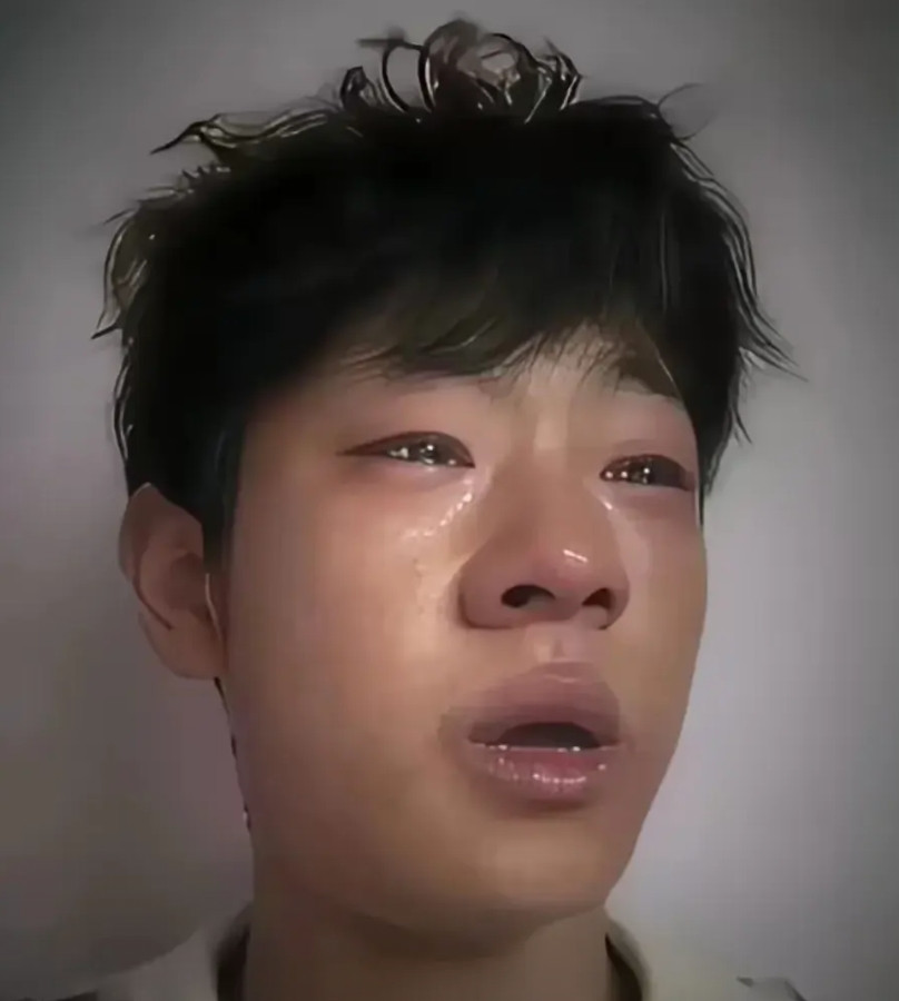 他居然哭了，是后悔了吗，后悔不应该那么高调，不应该那么口无遮拦，现在亲爹不认他，