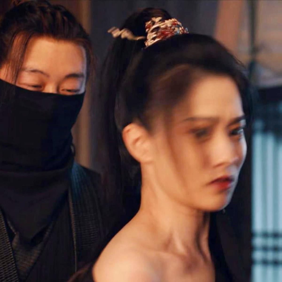 她一出场，就把命摆在了台面上。真的，什么案子，什么鼍神，在那一刻都得往后稍稍。