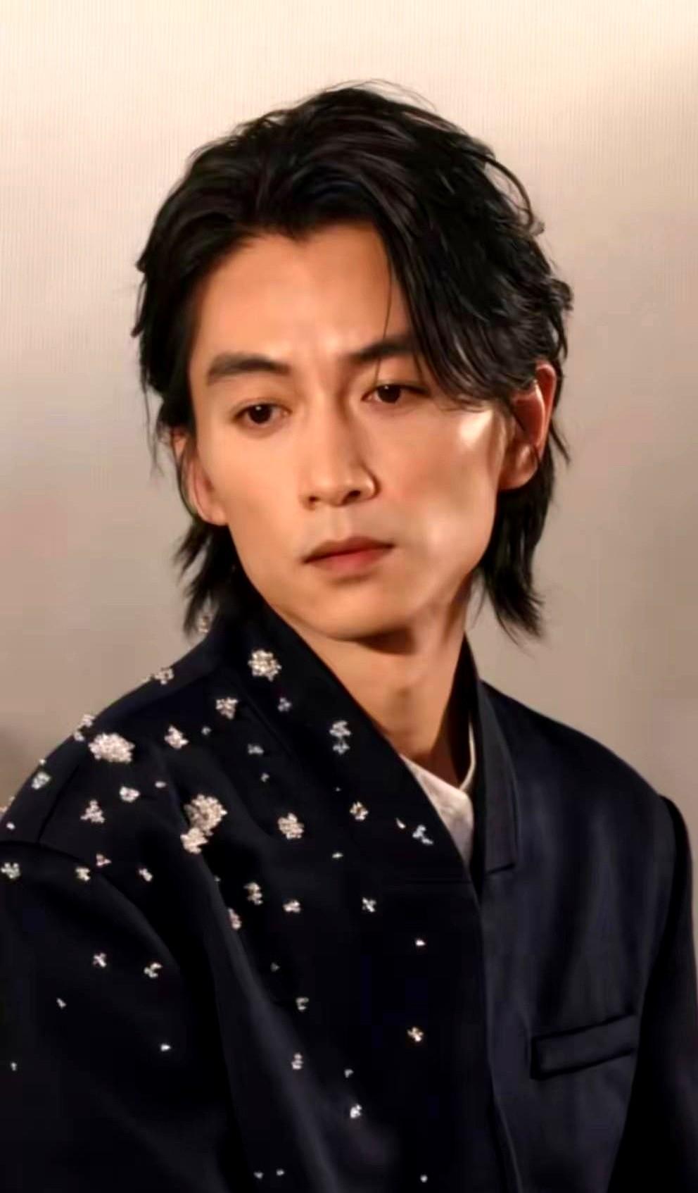 陈晓最近这事儿，看完真挺扎心的。一觉醒来俩坏消息砸头上：先是新剧播完，观众全在说