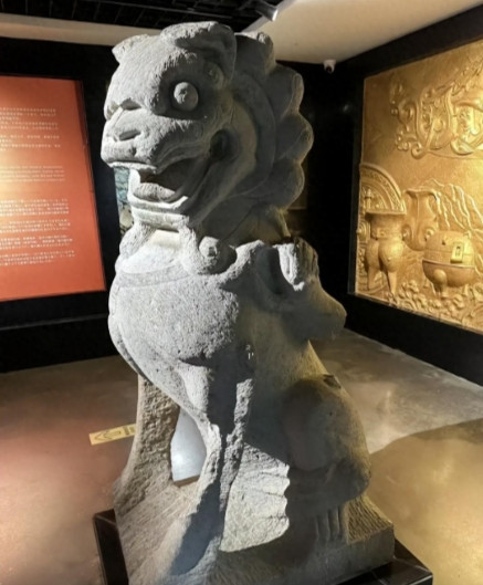 “彻底说不清了！”安徽萧县，一男子到一私人博物馆参观时，发现博物馆里的石狮子和1
