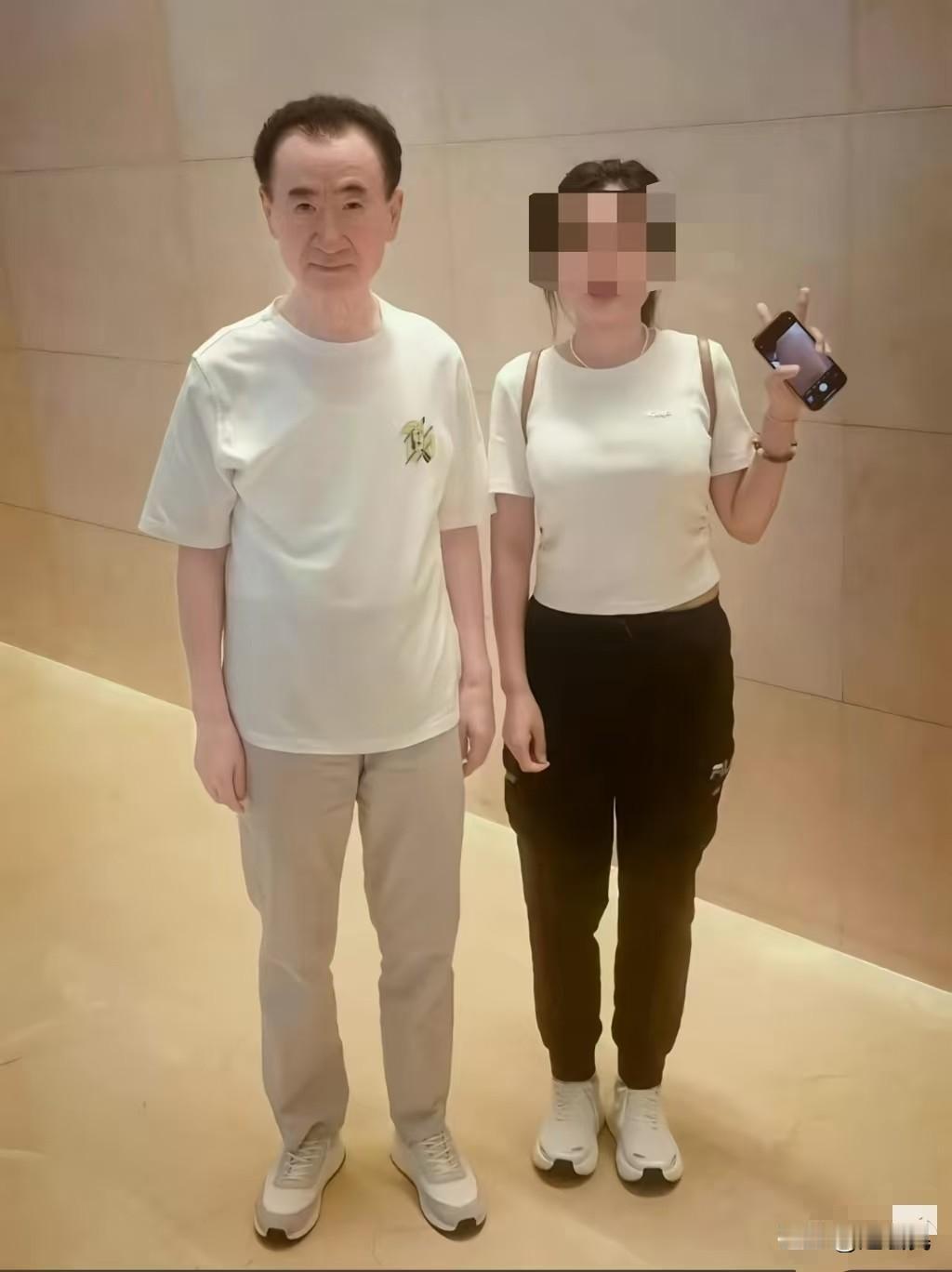 一位美女网友和万达王健林的合影，王总的身材保持的是真好，这一点王思聪应该向父亲学