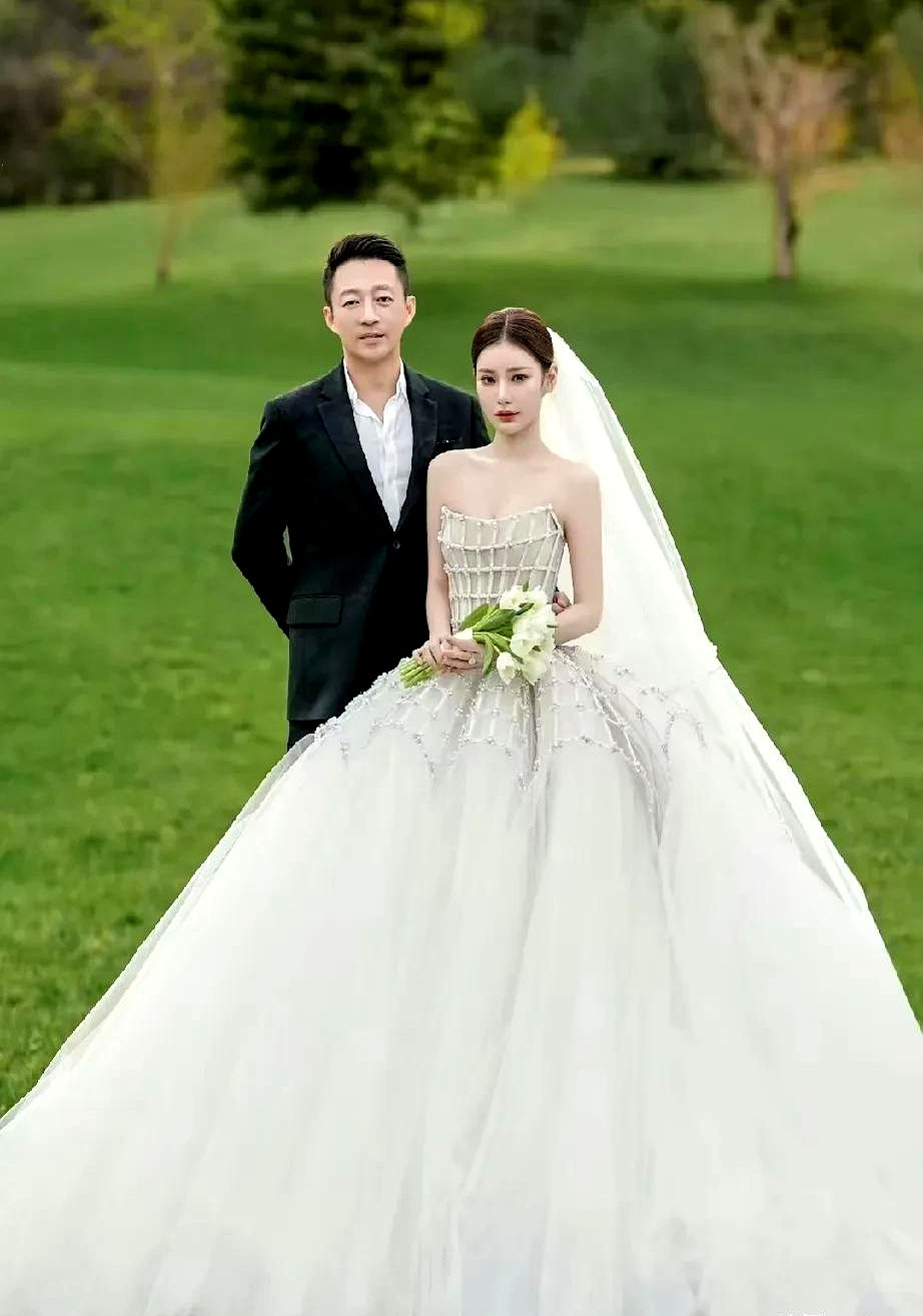 马筱梅的婚纱，火了。这价格，这新娘数量，这租赁费，都成了谜。更别说，