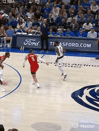 每次看到欧文一对一单挑狄龙的这个场面，真的感觉到了什么叫降维打击！狄龙防守确实优