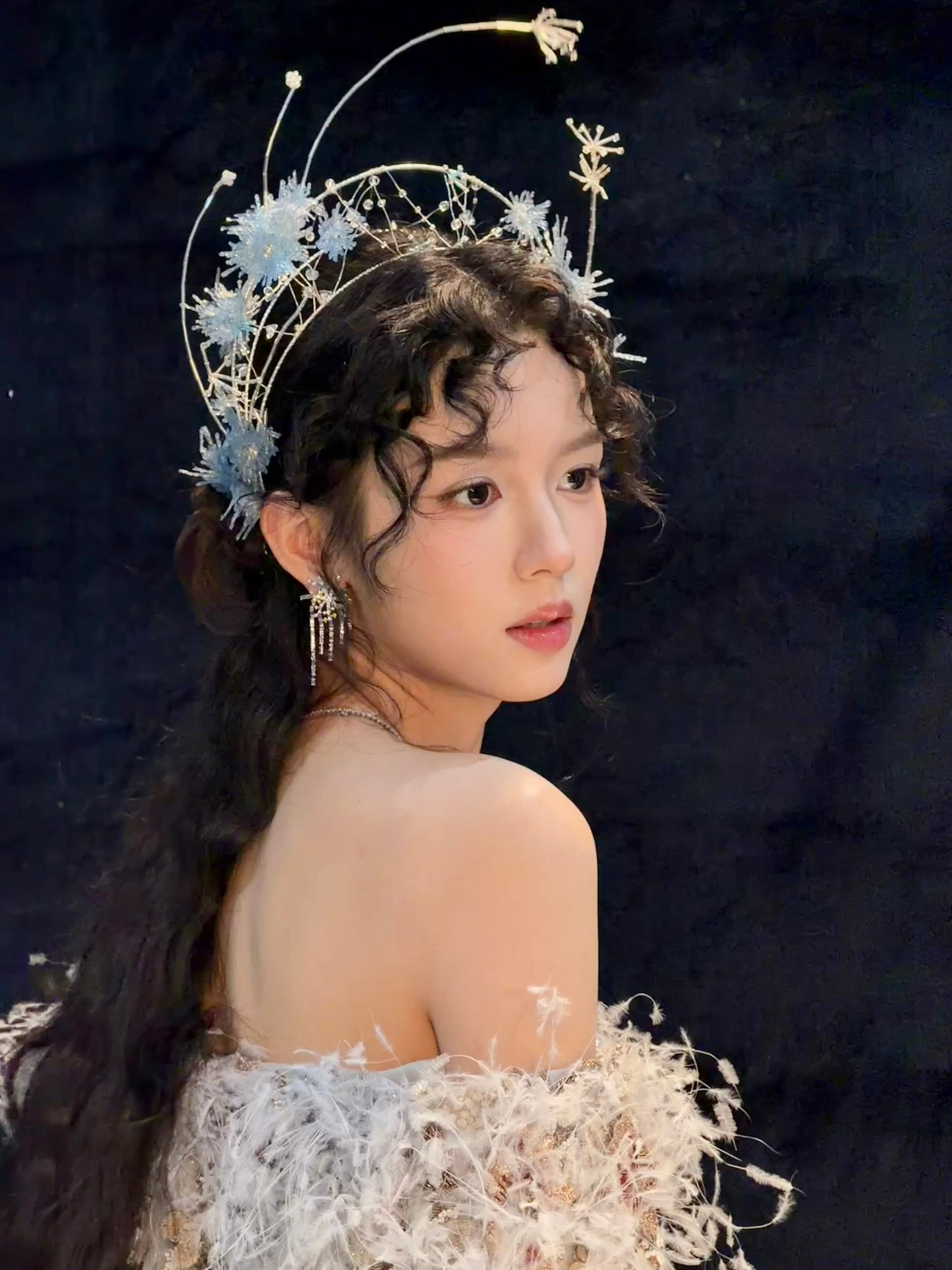 周也油画神女艺术界的维纳斯，我的灵感缪斯，靠近周也就能闻到海洋的味道