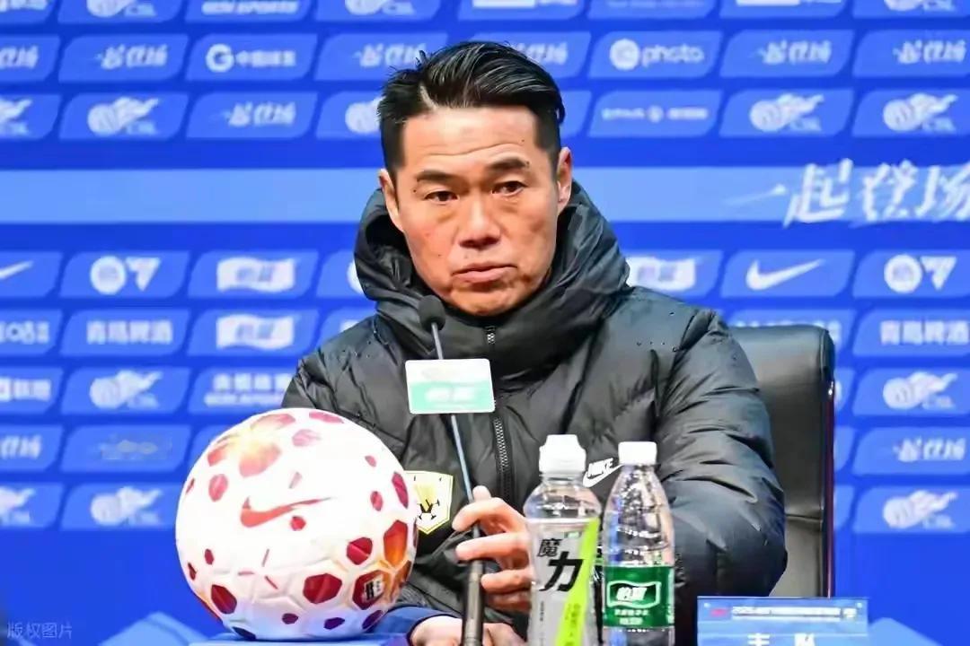 被动调整也算调整，泰山与津门虎的首发总算得变了。门将：刘骐玮后卫：高准翼阿