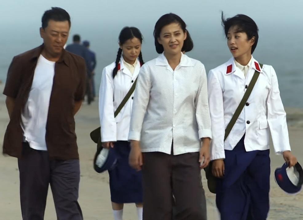 两个人相差6岁，演母女毫无违和感。梅婷是96中戏明星班，张龄心是96北电明