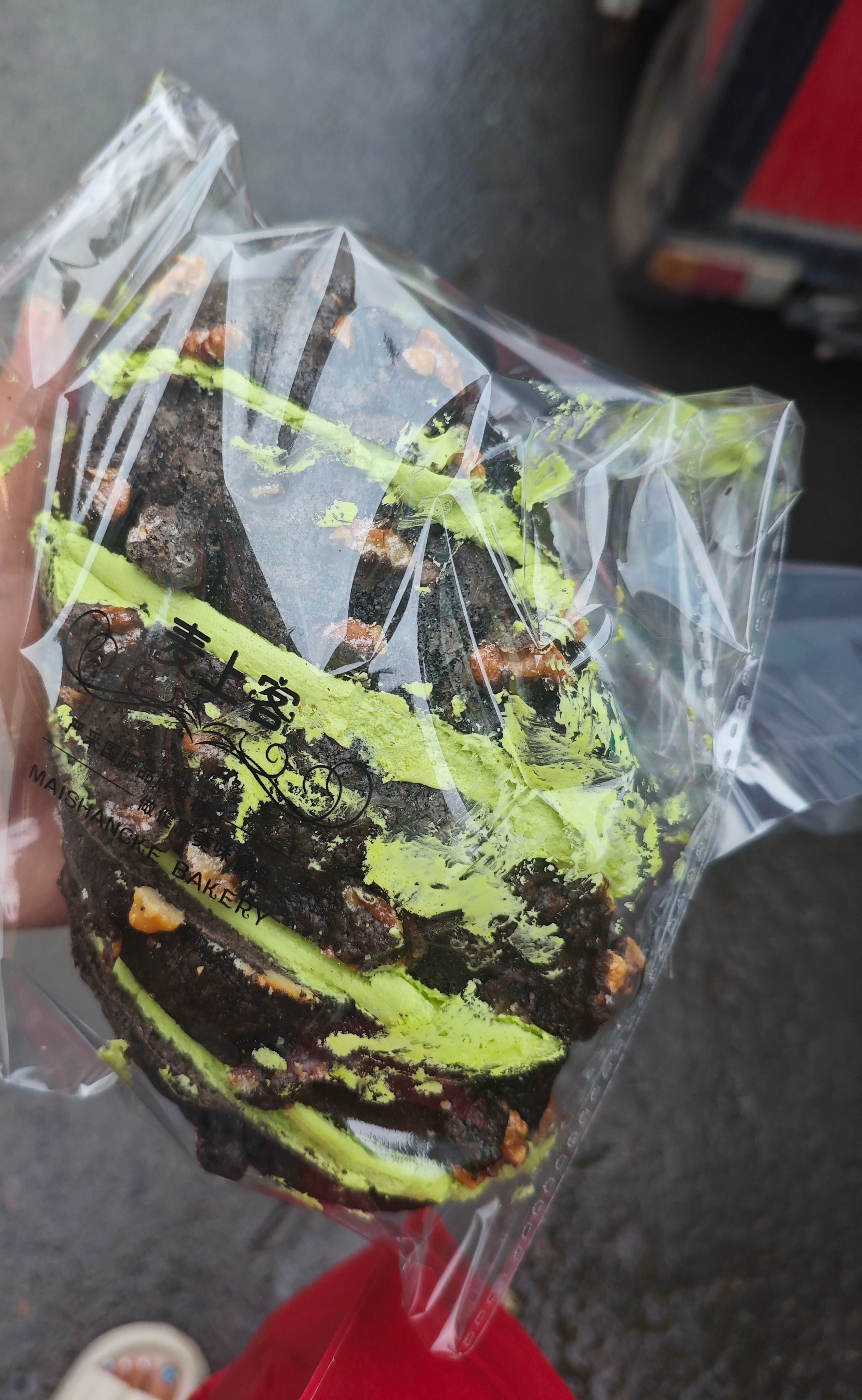 这个黑金核桃马里奥很好吃啊，夹的开心果酱简直不要太香