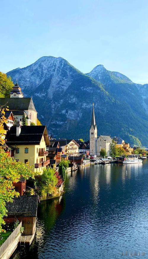哈尔施塔特。其实，奥地利有很多不错的小镇，比如施瓦辛格的家乡塔尔。但是，哈尔施特