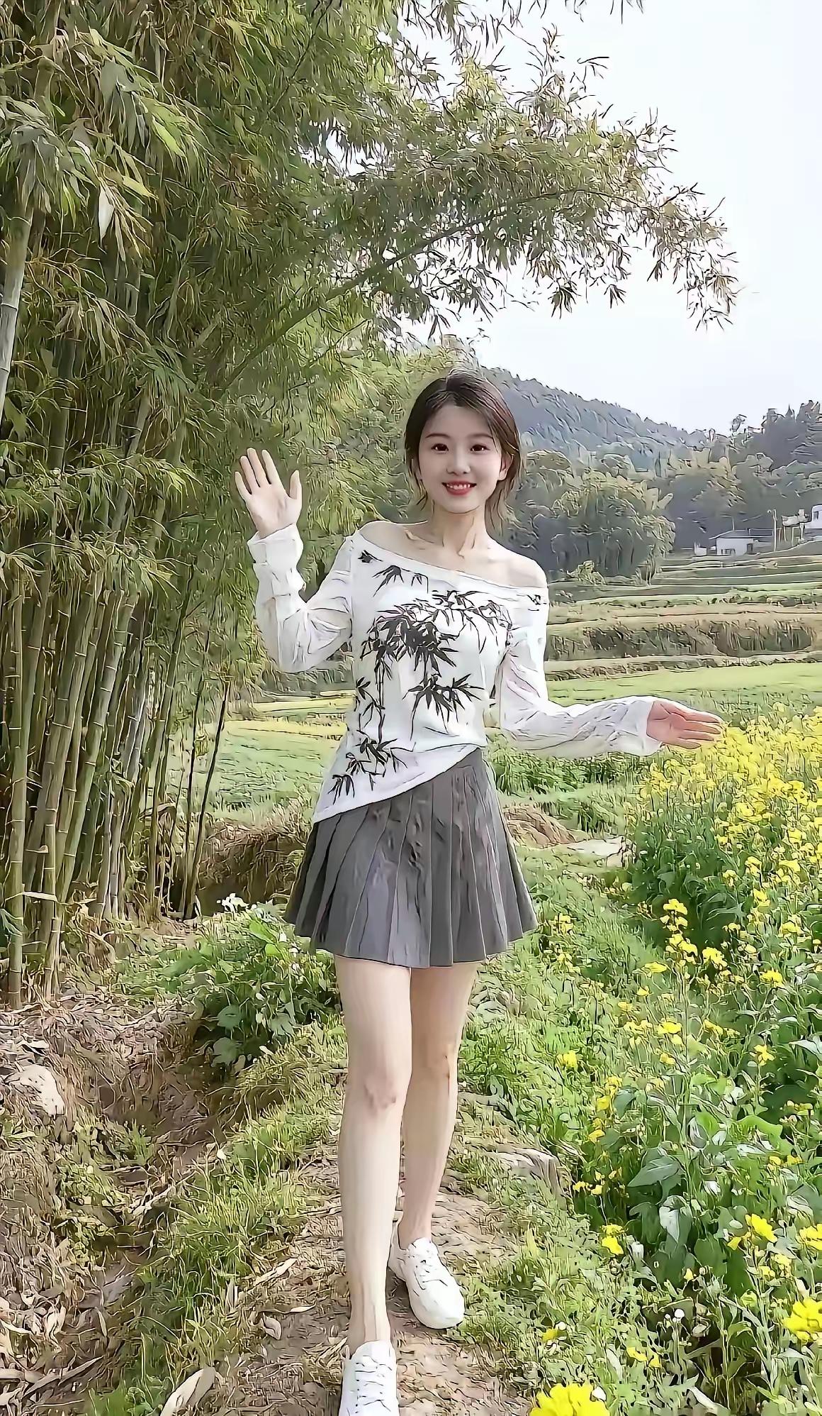 柳绿山花开，踏春佳人来。景美如画卷，留念玉照拍。