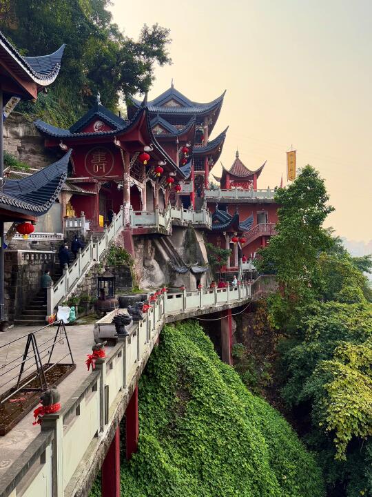 这一切发生在重庆就很合理……地铁直达🚇