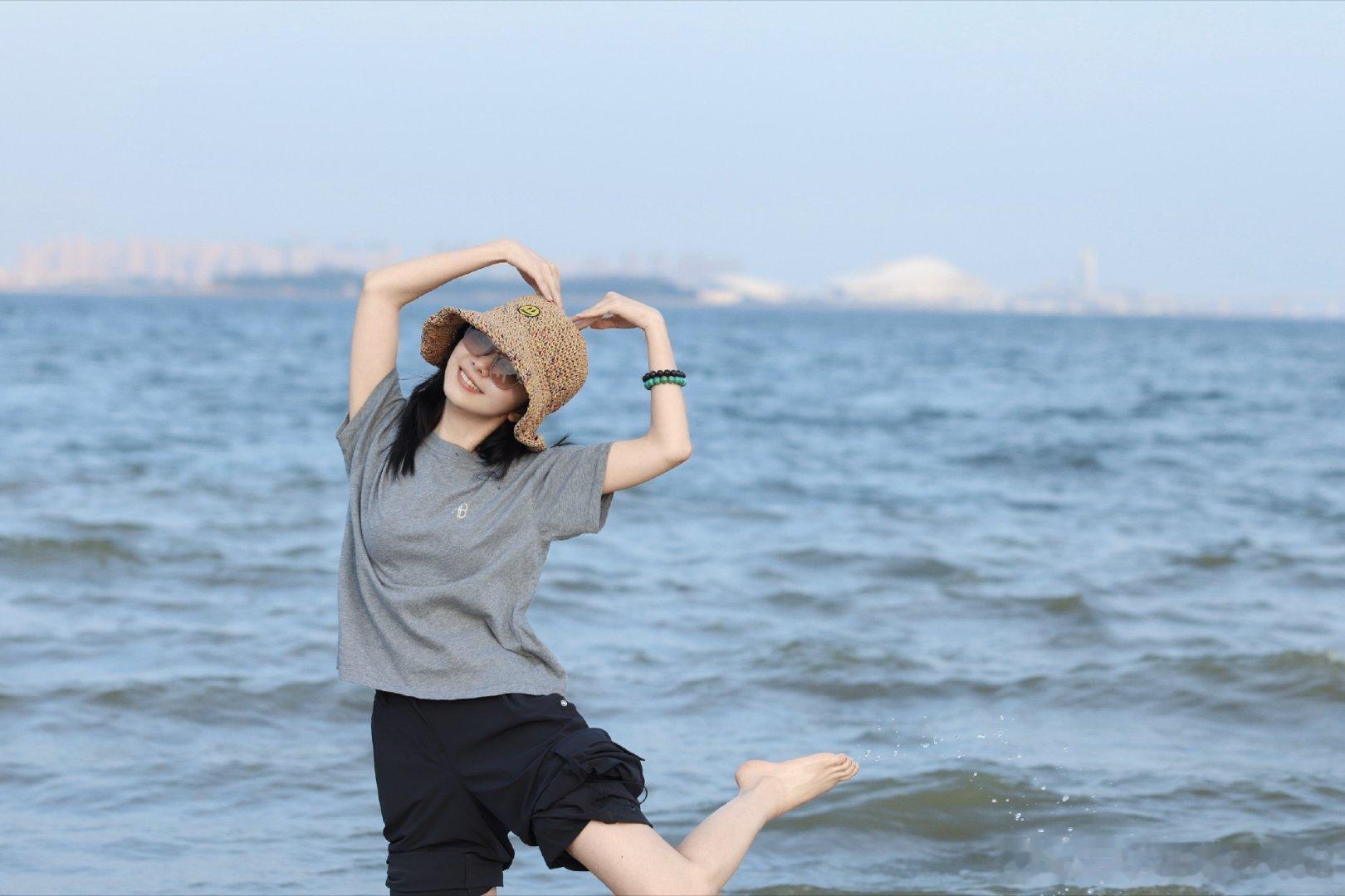 谭松韵每日一善阳光信用世界很大，风景很美，机会很多，人生很短，不要蜷缩在一