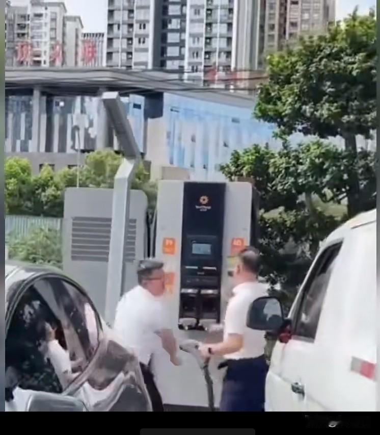 崩溃呀，真的要崩溃了。快过年了，高速公路上车流量大了，有很多新能源汽车在高速公