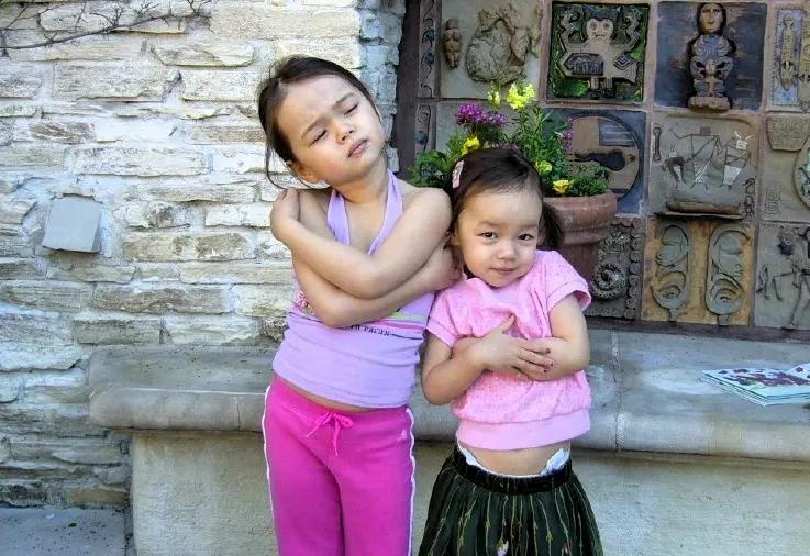 奥斯卡红毯，邓文迪长女格蕾丝高调亮相，举手投足尽显名门风范。她身上那套高定礼