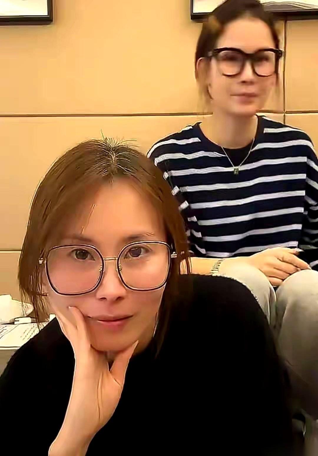 出生不到三天，就被亲生父母送人。长大了，因为能当流量密码了，又被“请”了回来，