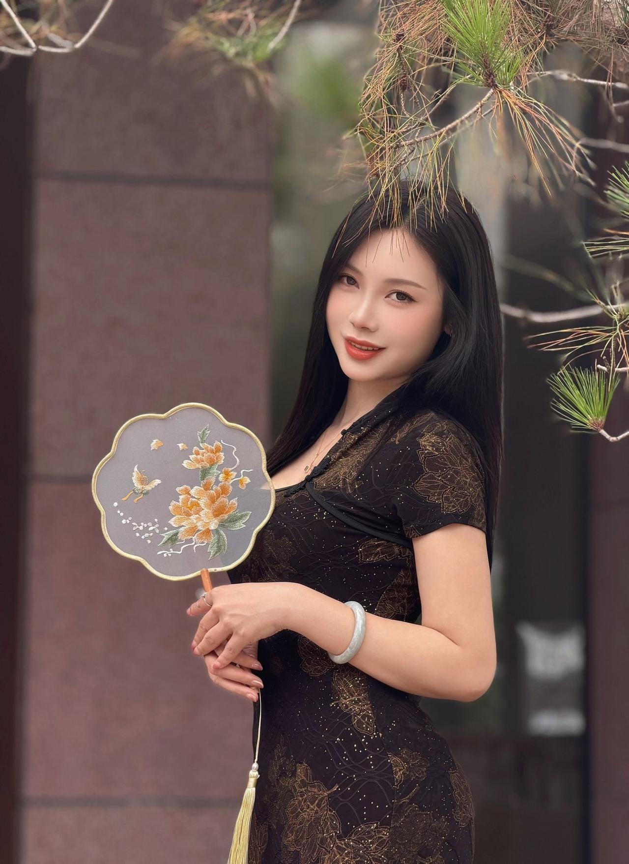 有气质的女人给人什么感觉古韵藏于裙间，晚风漫过碎石地。一袭新中式旗袍勾勒温婉身段