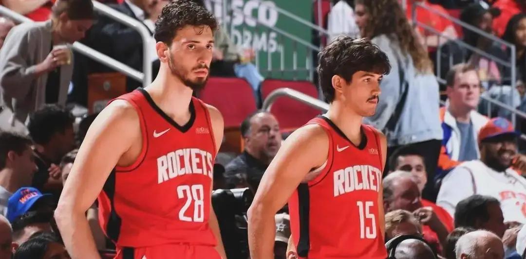 12月，美媒重排上赛季新秀榜，把马刺卡斯尔顶成状元，把奇才萨尔按在榜眼，火箭谢泼