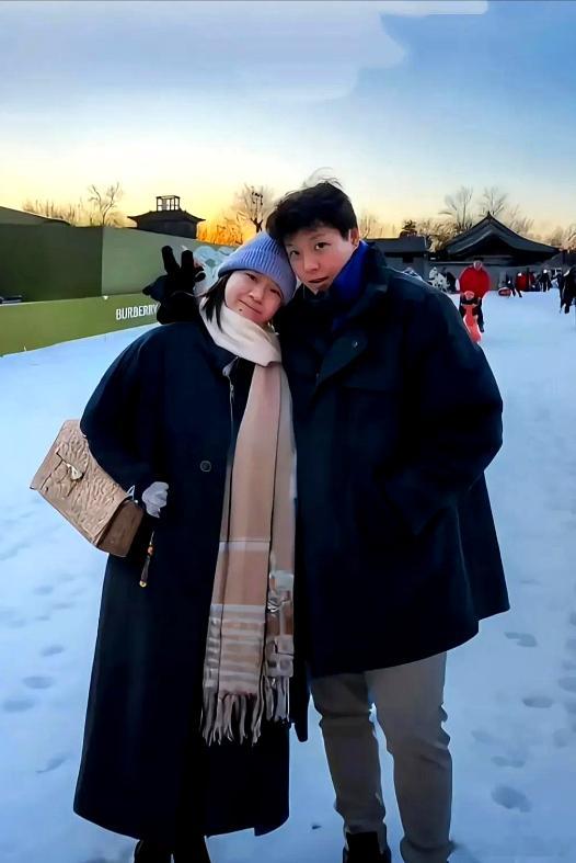 一张雪地里的合照，看得人心里挺不是滋味。这张在社交平台引发广泛讨...