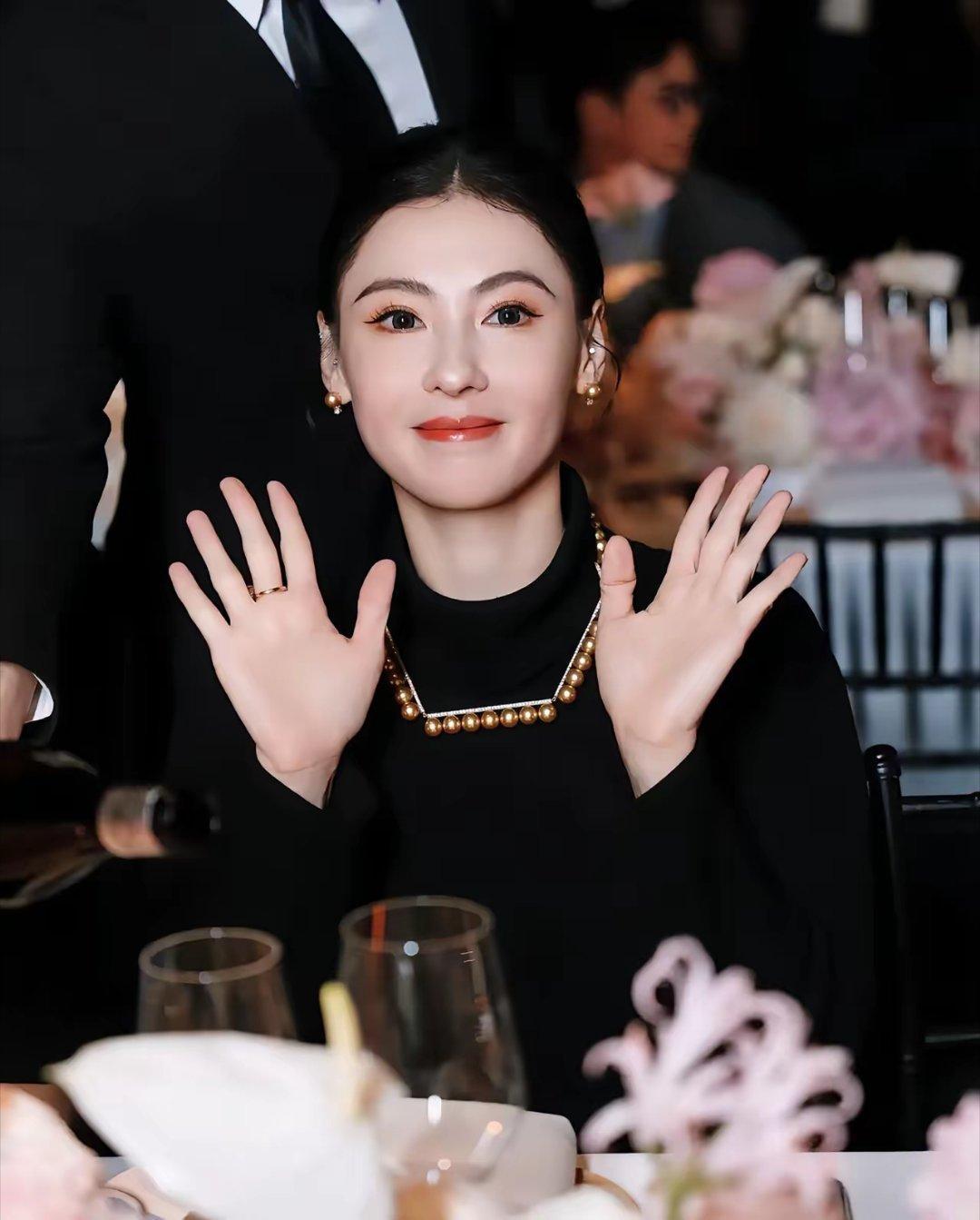 主持人问张柏芝：“你的两个儿子都不想进入娱乐圈吗？”张柏芝说：“我自己在这里面打