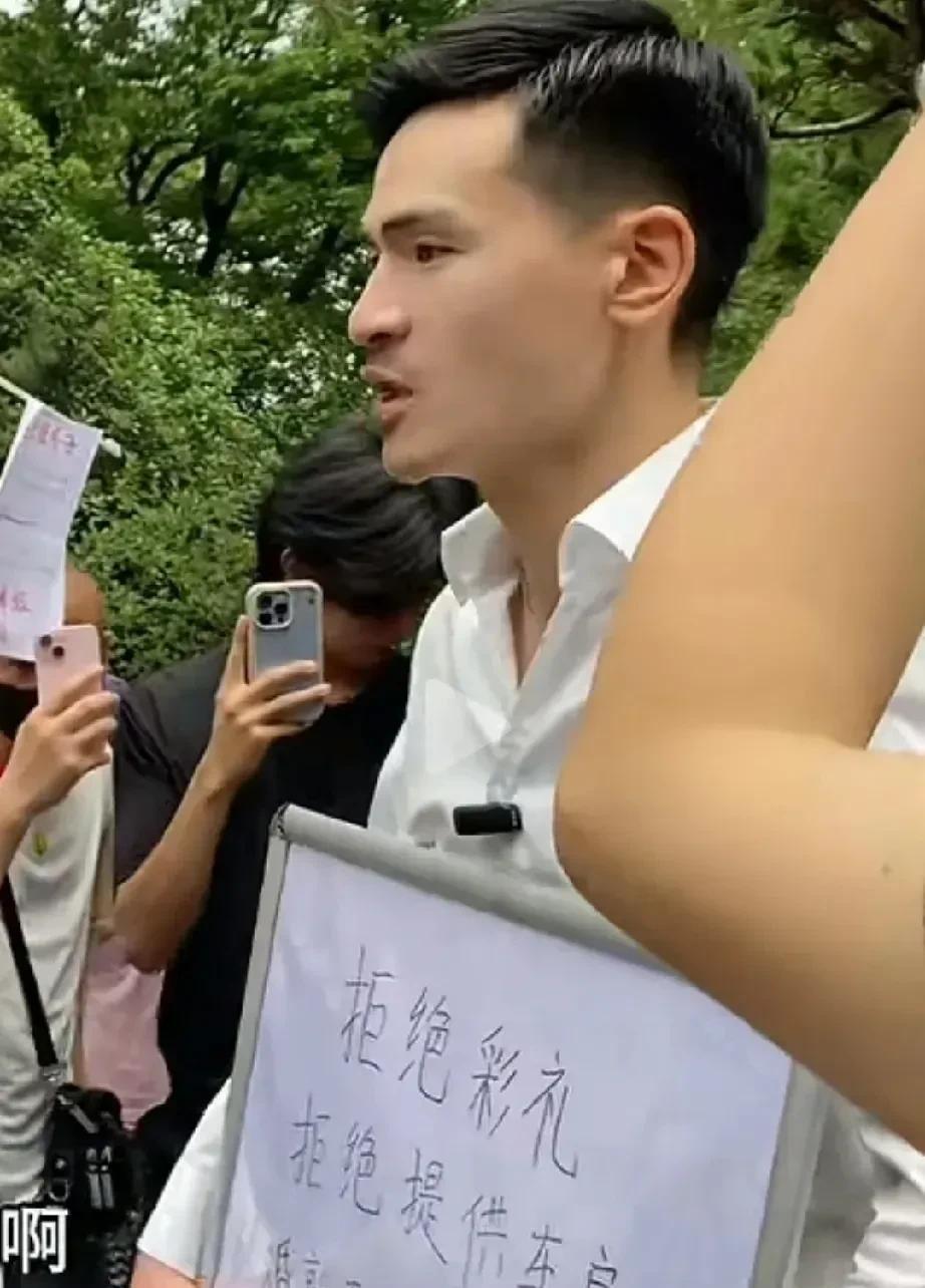 “彩礼”这个词慢慢的也要走向历史了。就在今天的上海相亲角，一位00后举着拒绝彩