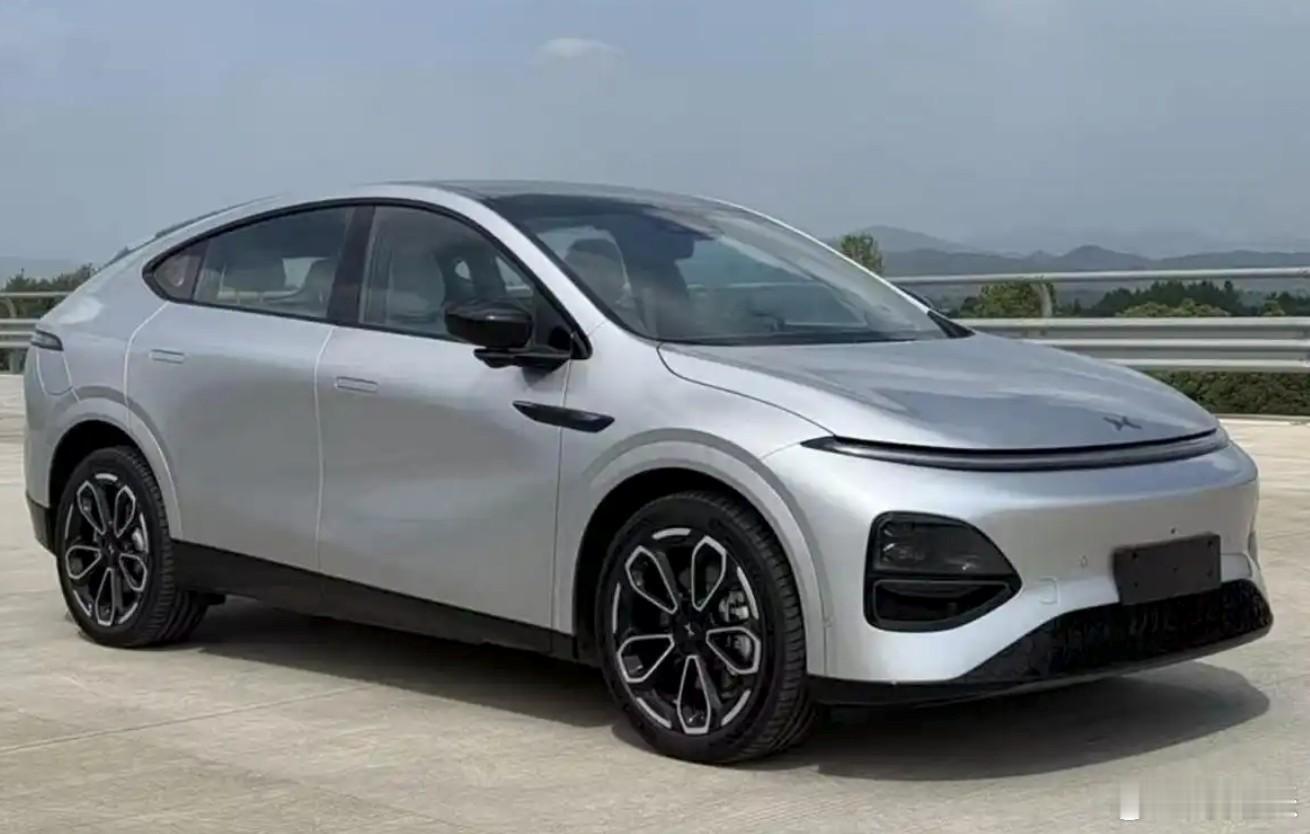 现身工信部401批新车目录，作为品牌首款增程式车型，其延续了纯电版的设计语言，仅