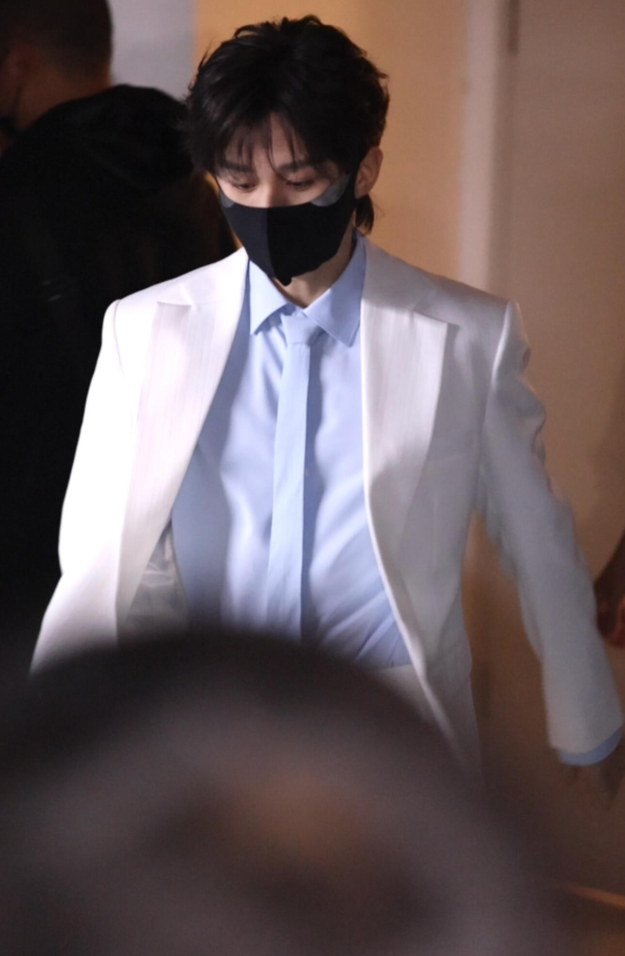 成毅广告拍摄路透，梦回23年，太嫩了