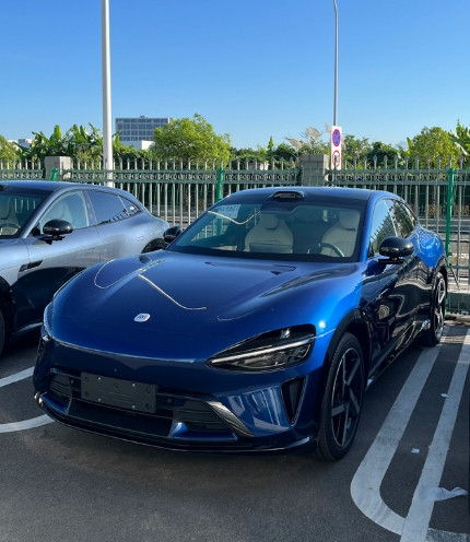 小米YU7：1.外观：车头从正面看，低趴的车头造型搭配隆起的引擎盖线条，确实
