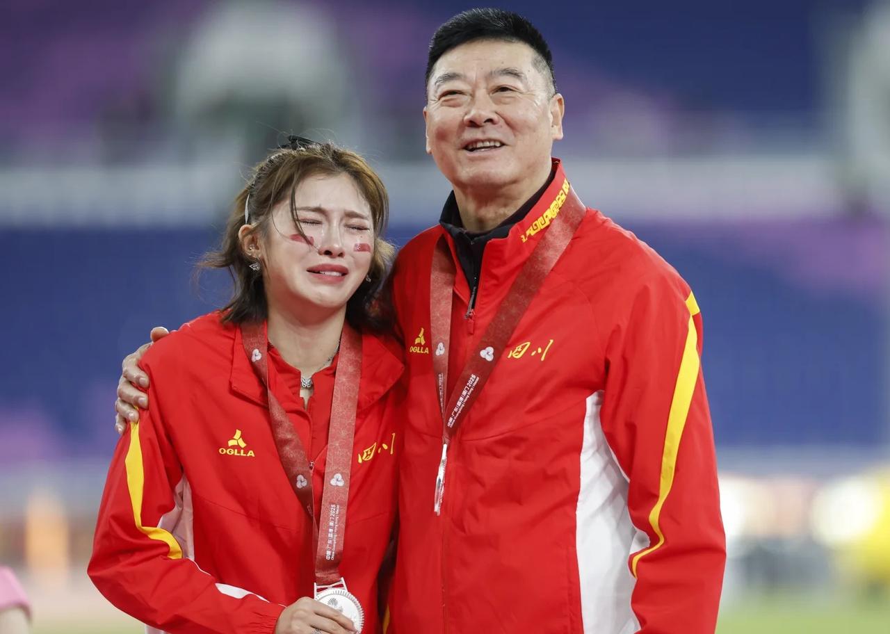 吴艳妮哭了！11月19日，第十五届全国运动会田径项目女子100米栏决赛在广州举