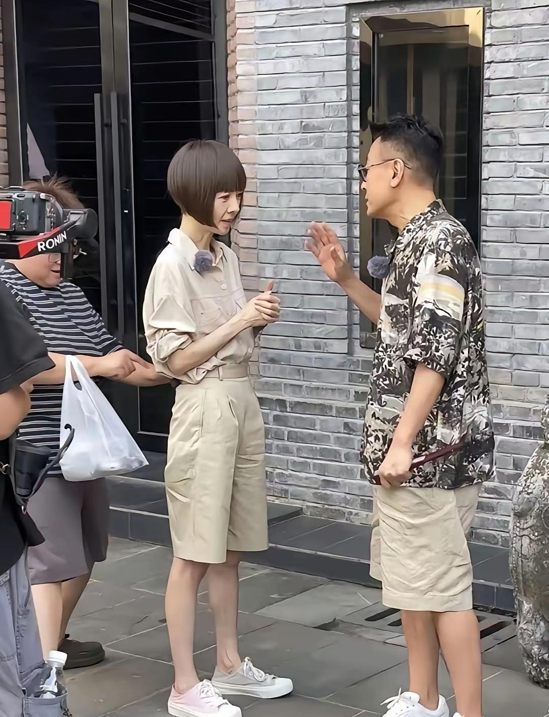真的，挺佩服她，几十年来身材一直没变，一直保持自己认为最好的状态。有个会觉得，