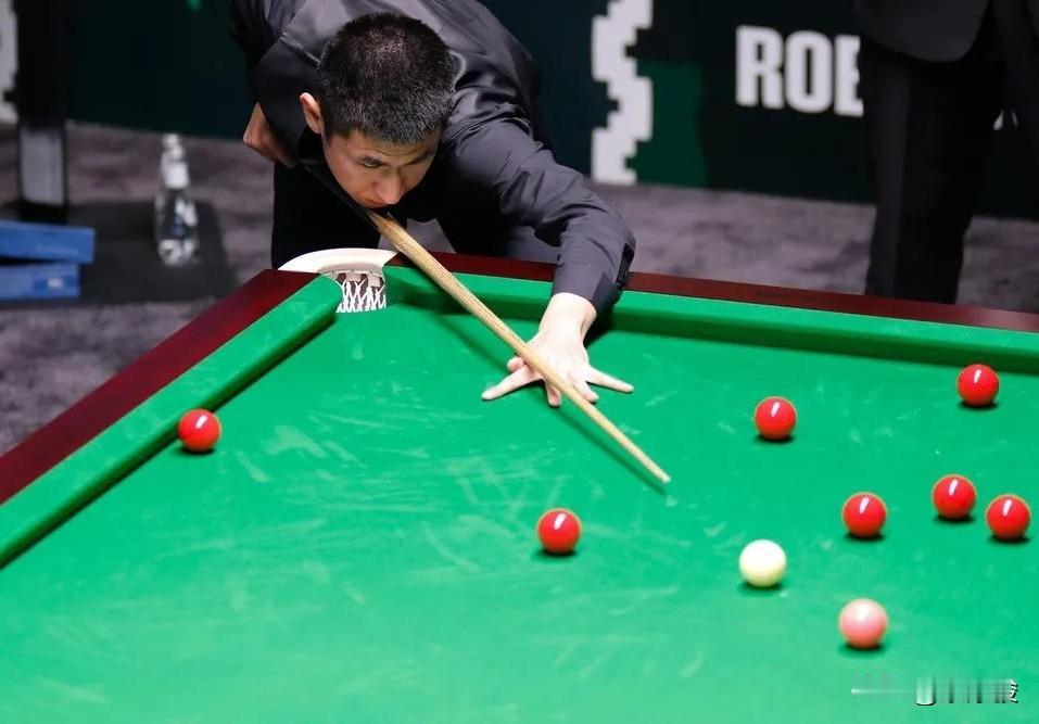 世界公开赛资格赛，姚朋成5-3爆冷击败沃拉斯顿，张家玮5-3战胜吉米·罗伯逊，吴