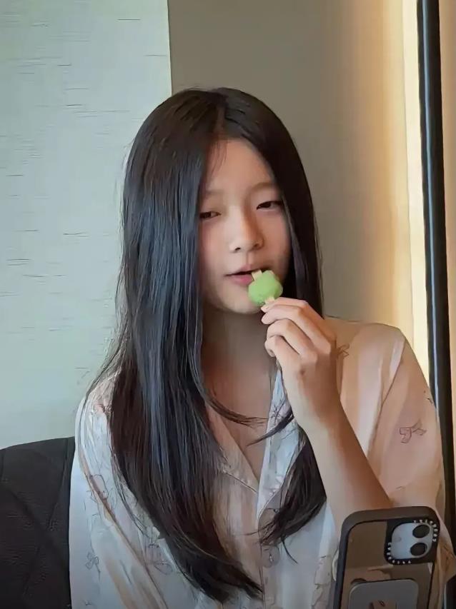 玥儿的长相随了汪小菲，哪哪都好但有一点不太理想，那就是她遗传了汪小菲的单眼