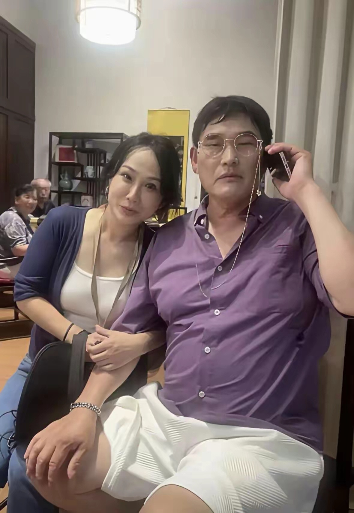 大衣哥朱之文这一身造型感觉是有钱人了