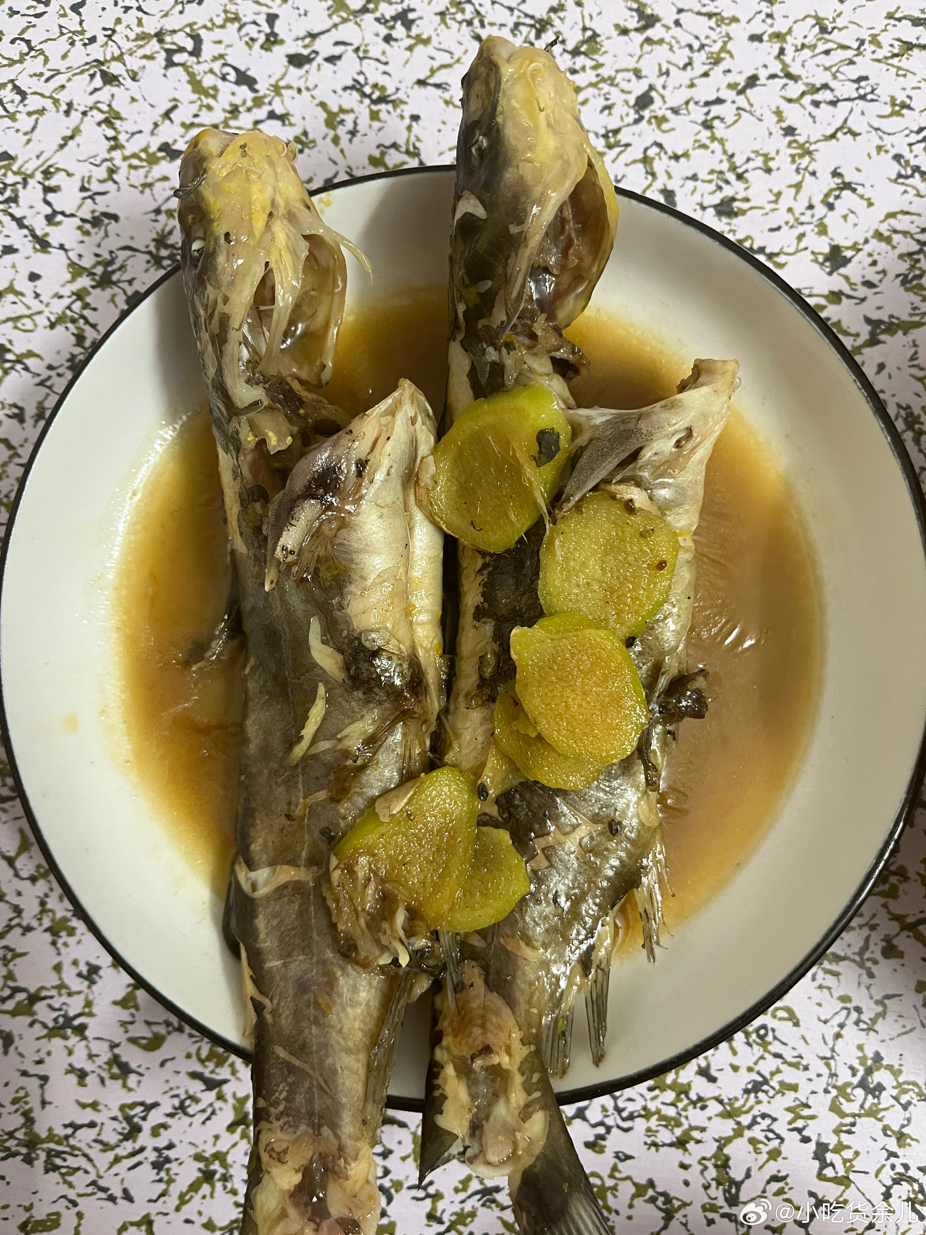 晚餐吃黄骨鱼，柠宝的最爱，还有白灼小白菜。我就吃一点饭，柠宝说我怎么吃那么少，她