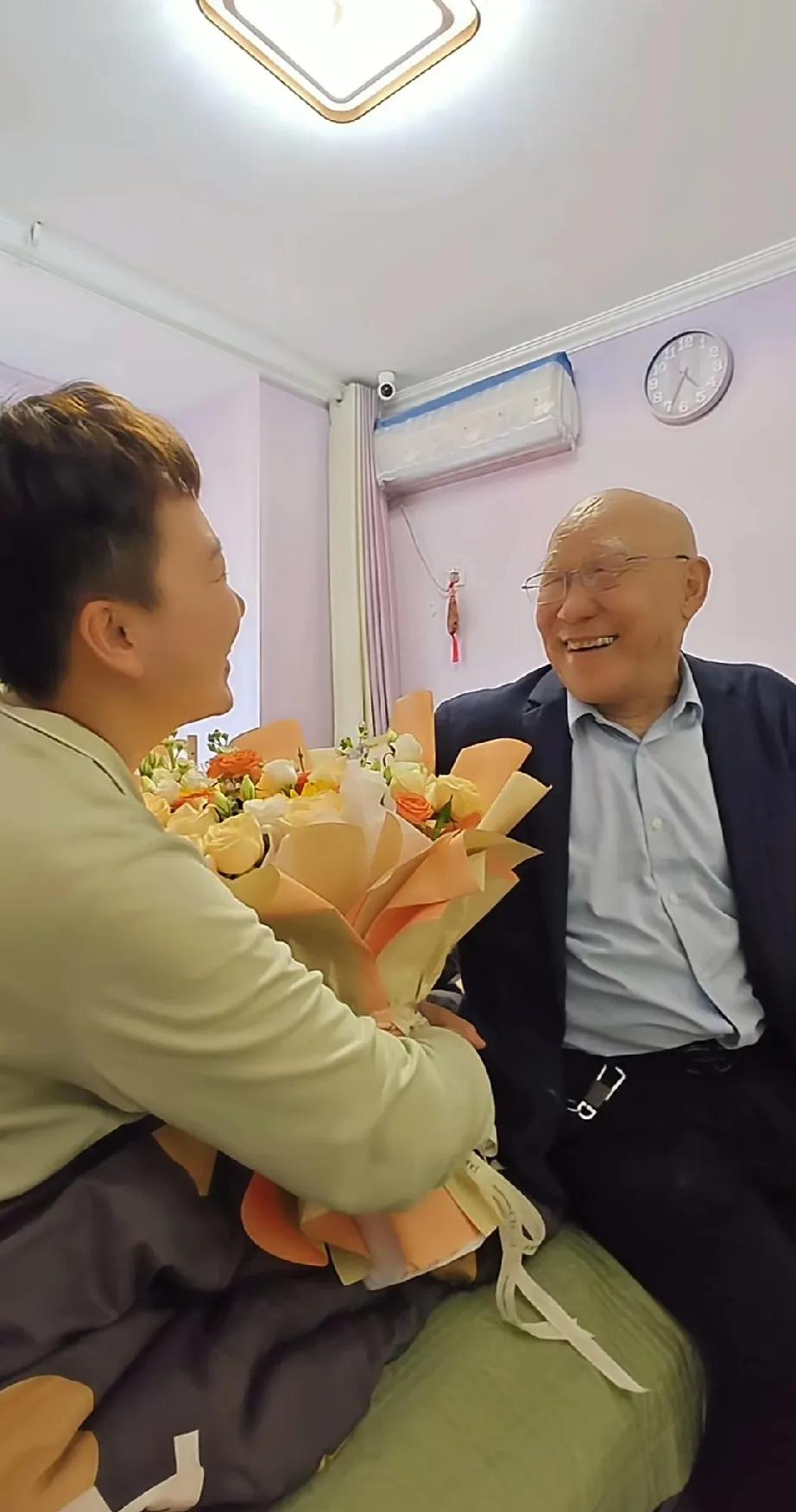 相差半个世纪的婚姻！两个人相差了整整50岁。女方还是大学生，20多岁因为一场