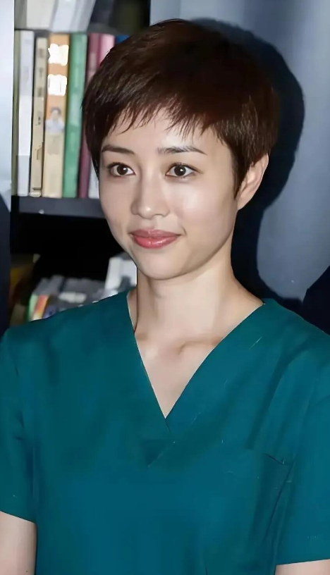 她的长相落落大方，自带的典雅的气质，比孙俪的颜值高，演技可不一般，但始终却不温不
