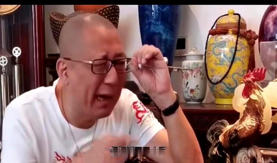 老汪直播时说过一个故事，他去京城某相声名家家里学习。人家两口子就当着他的面商量