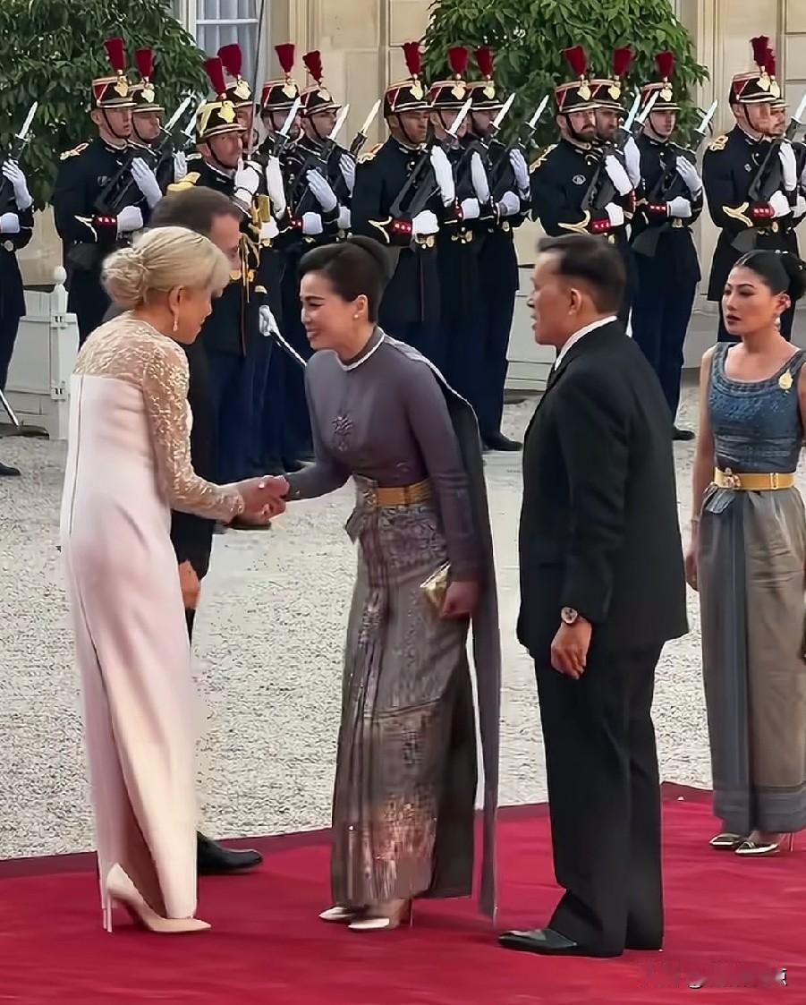 苏提达真美！不仅笑容美、仪态美、服饰美、还举止端庄！据称，苏提达会说四国语言