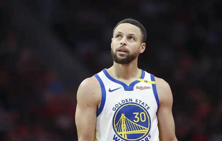 NBA名宿皮蓬近日接受《马卡报》采访时，对库里的时代适应性抛出观点：若在90年代