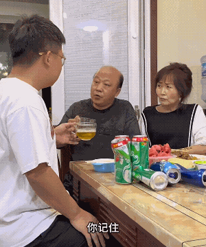 妈妈：赶紧吃了吧，真能叭叭!