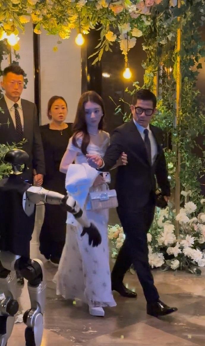 最近郭富城和方媛手挽着手去参加朋友的婚宴，两位真的是非常的般配。郭富城里面穿