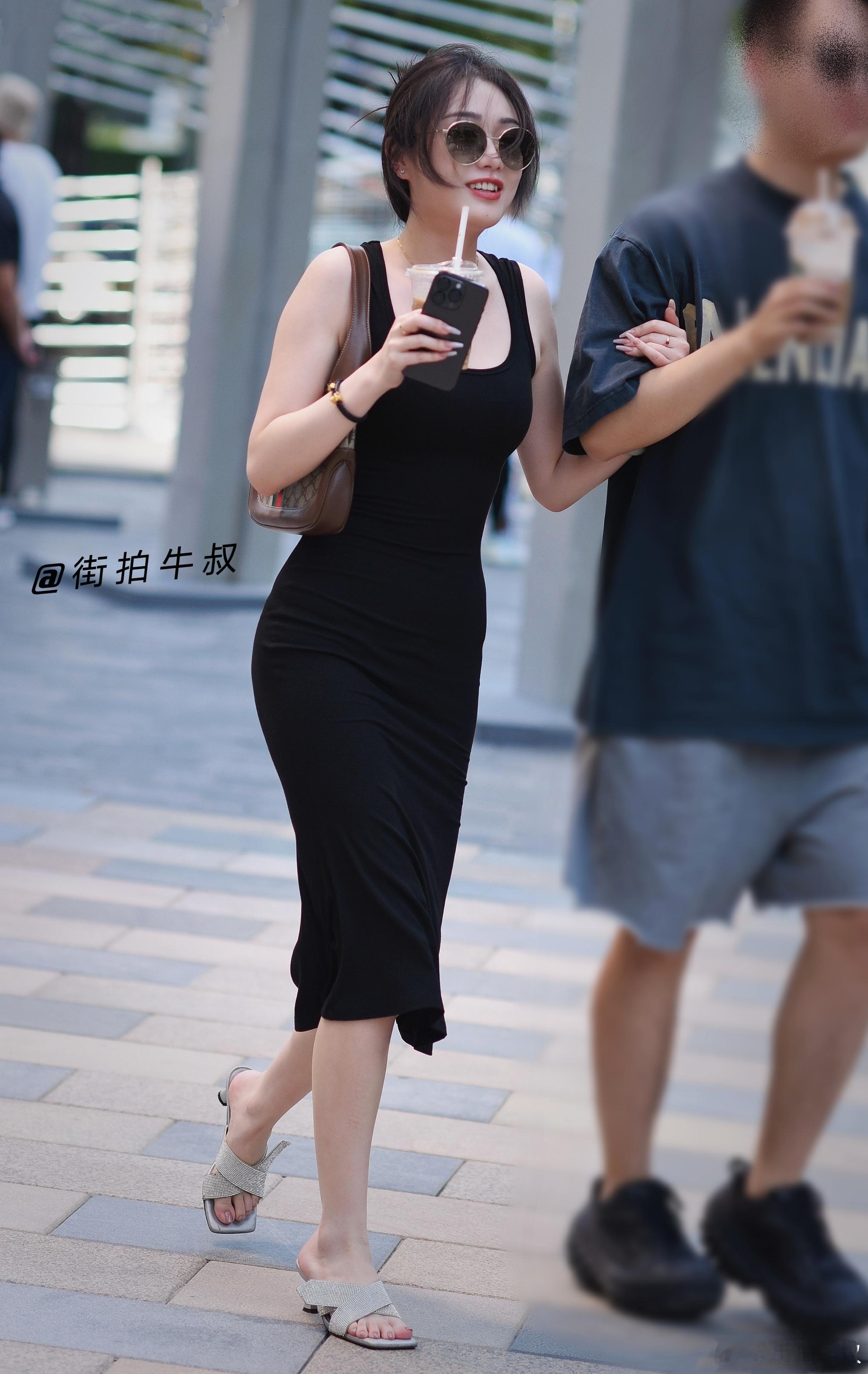 修身气质的黑色吊带长裙