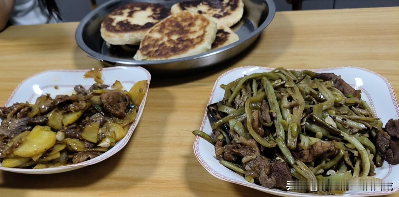 今日8个人的午饭——过油肉土豆片+肉炒豆角，主食昨天晚上的红糖饼，蒸了一下，稀粥