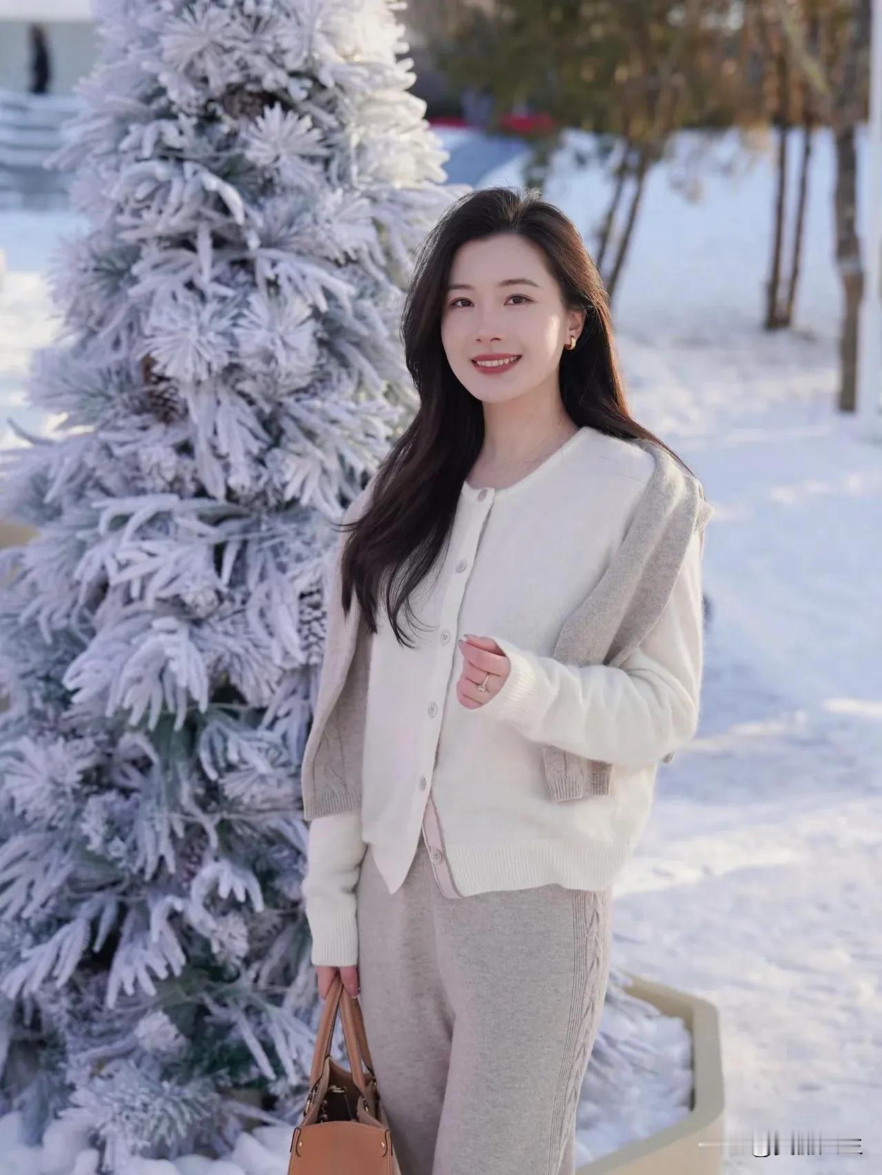 雪后的世界，静谧而安详，仿佛一切烦恼都被雪花覆盖，只剩下纯净的心灵！